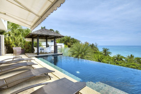 Villa dengan kolam renang infinity dan pemandangan laut
